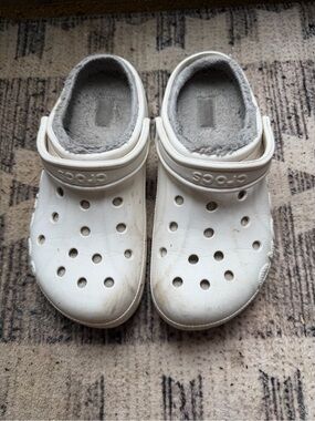 CROCS women’s White Fuzzy-Lined Clogs